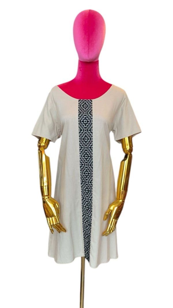 Vestido blanco con linea de rombos azules