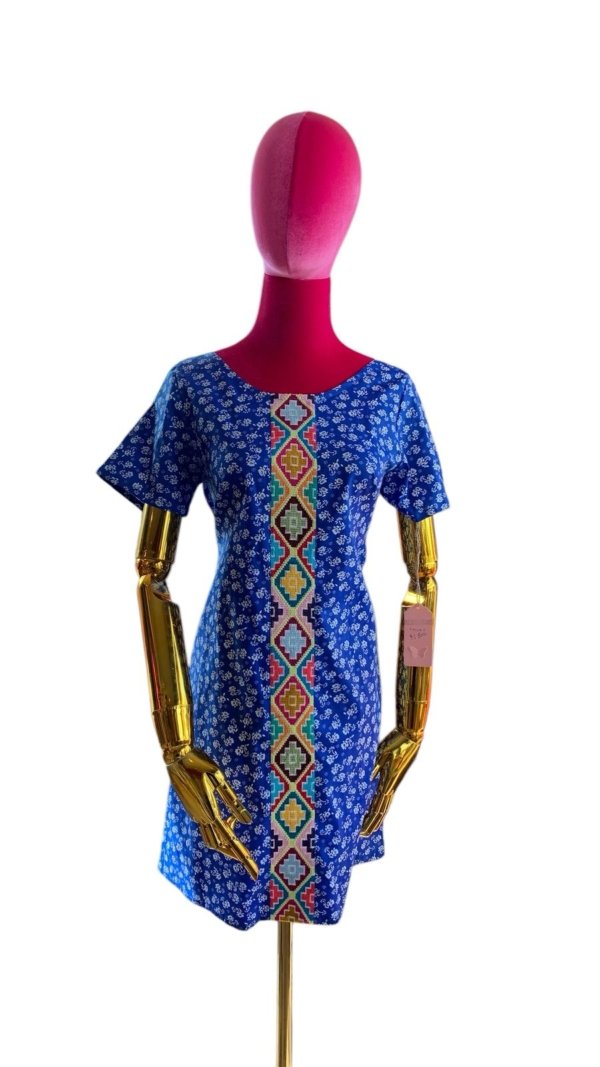 Vestido azul con figuras blancas y linea al centro