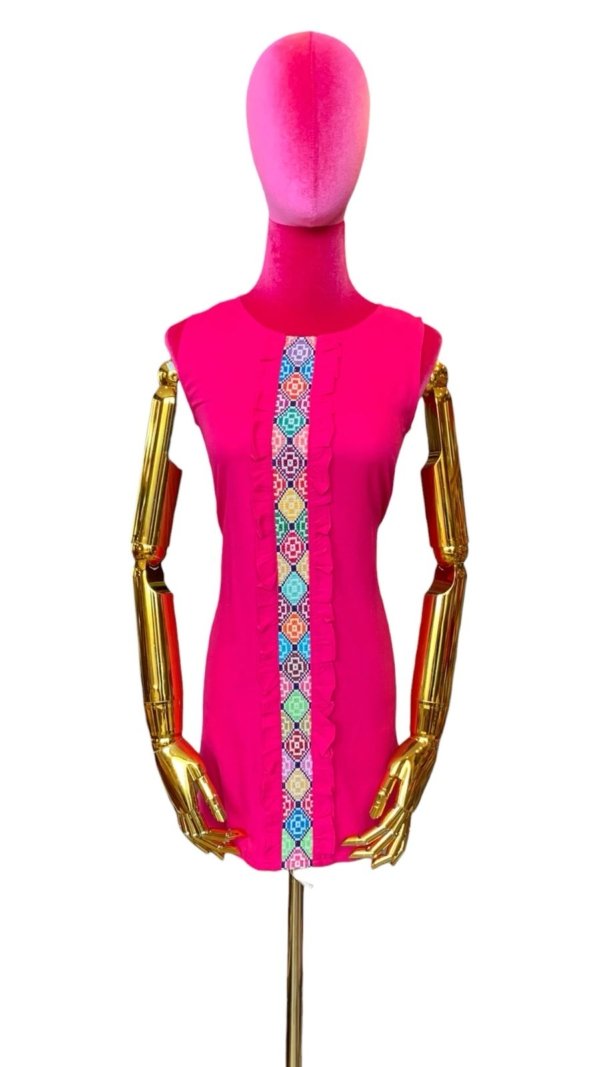 Vestido rosa con bordado multicolor