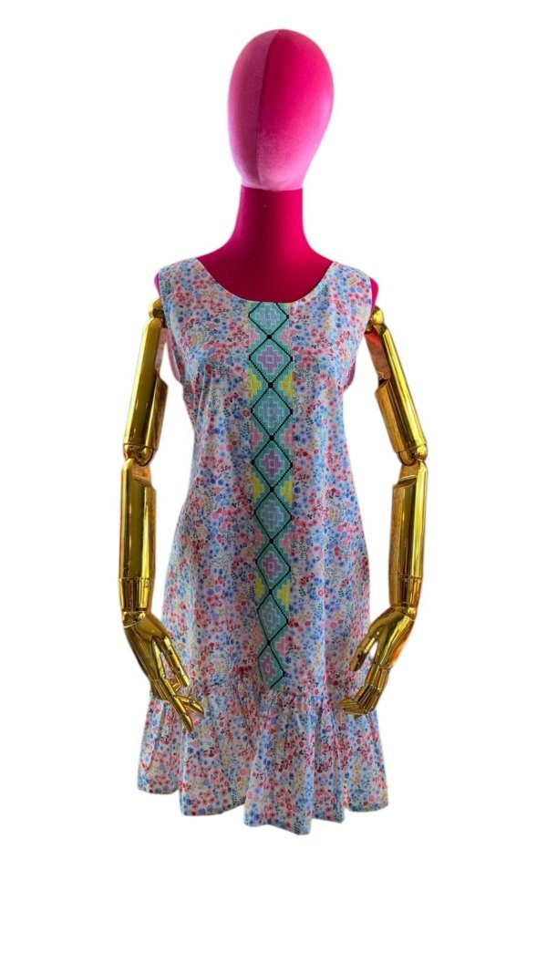 Vestido floreado con toques rosas y celestes