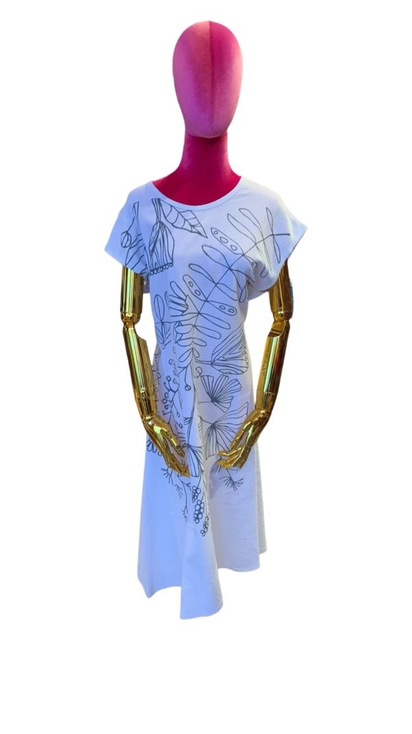 Vestido blanco con lineas de flores