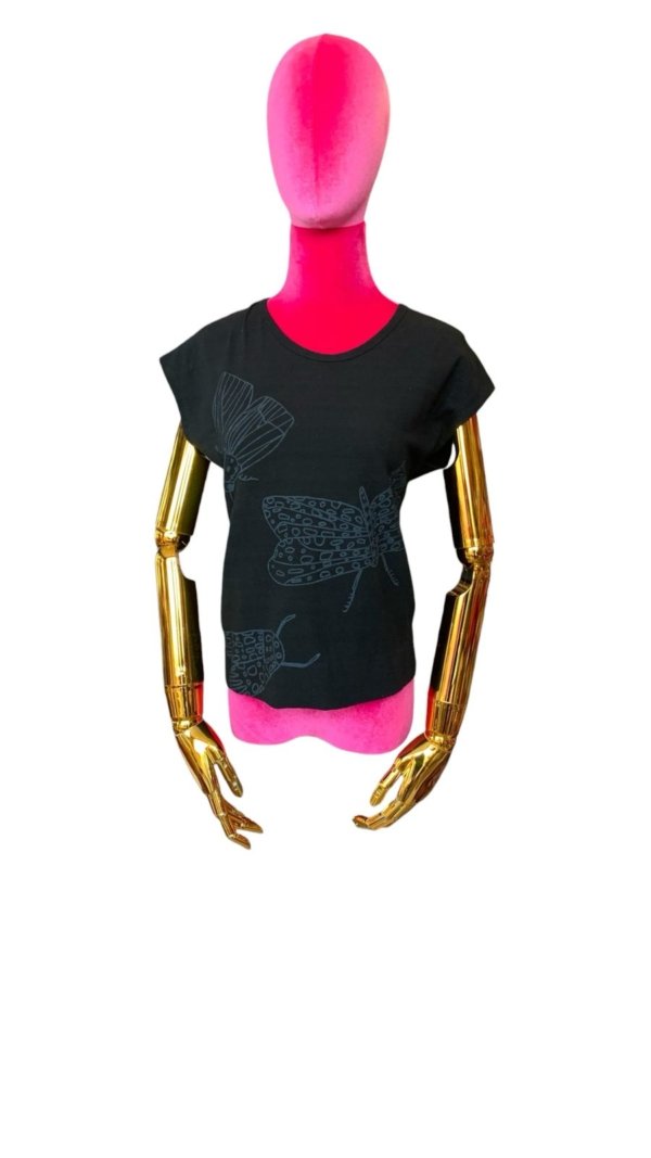 Blusa negra con figura blanca