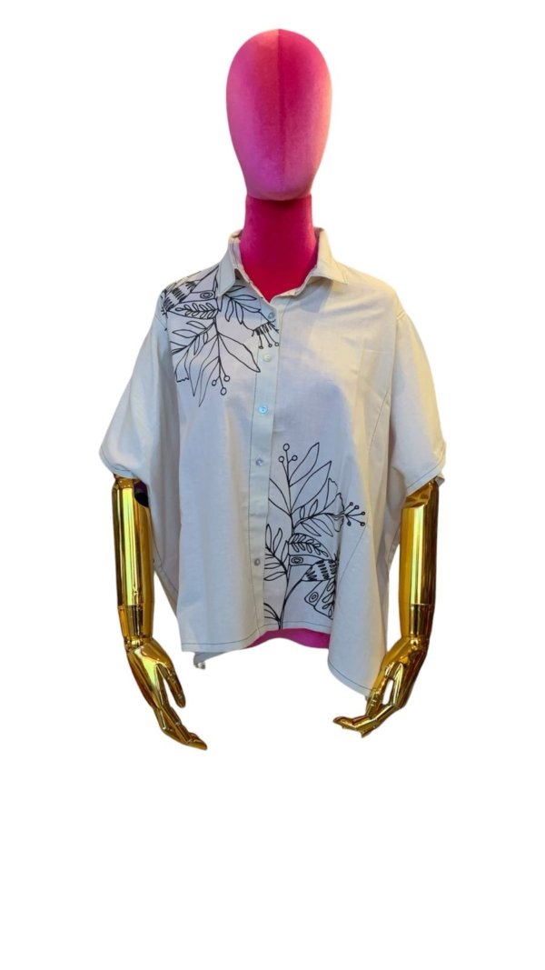 Camisa beige con ilustración botánica