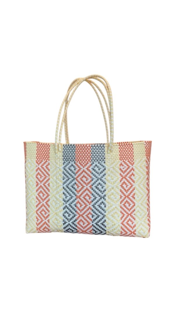 Bolsa con rayas blancas, rosa y azul