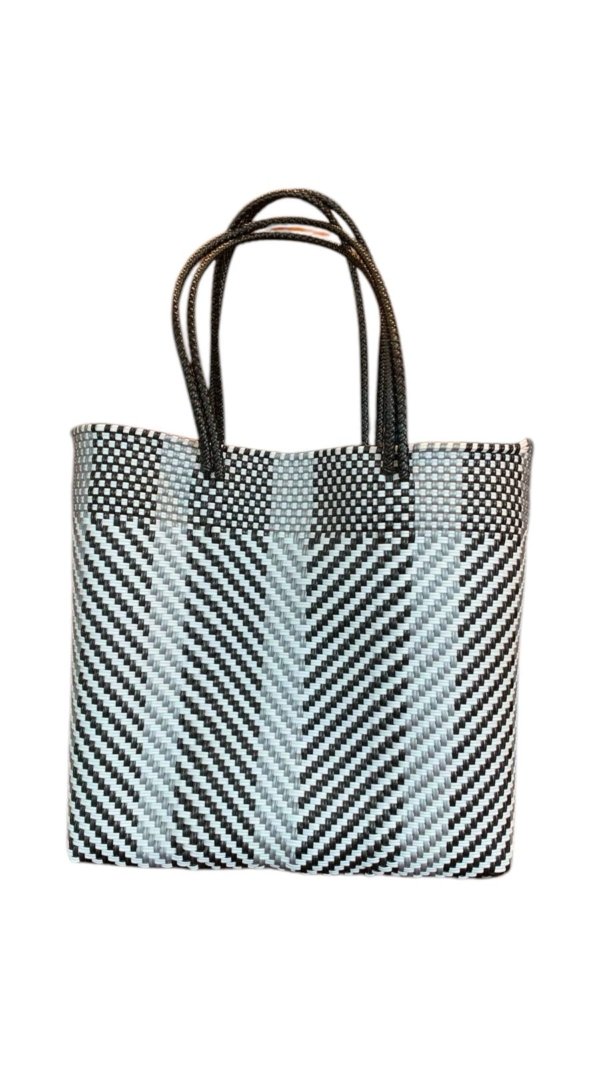 Bolsa lineas negras con celeste claro