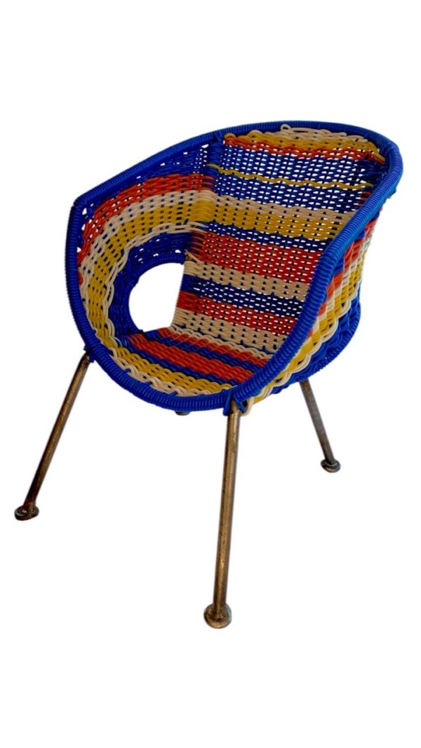 Silla azul, amarillo y rojo