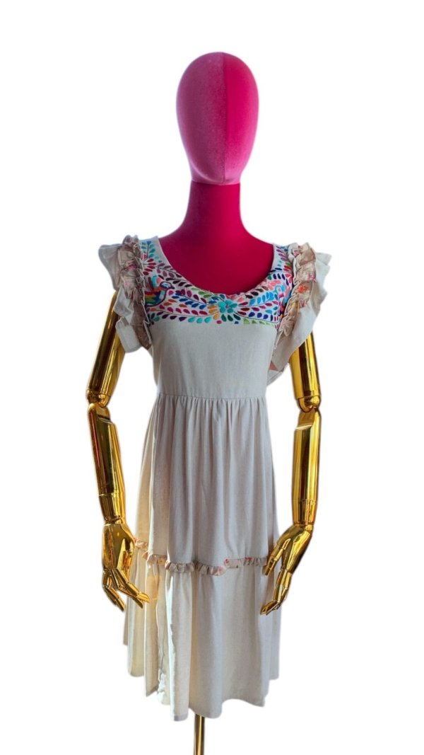 Vestido blanco con bordado de Colores en la parte superior