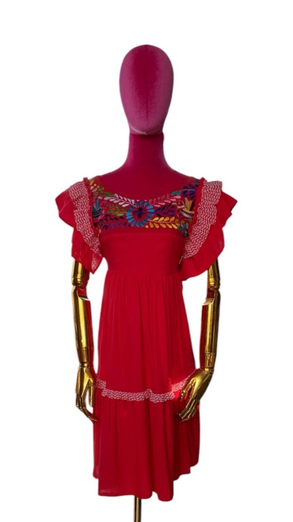 Vestido rojo con bordado de colores en la parte superior