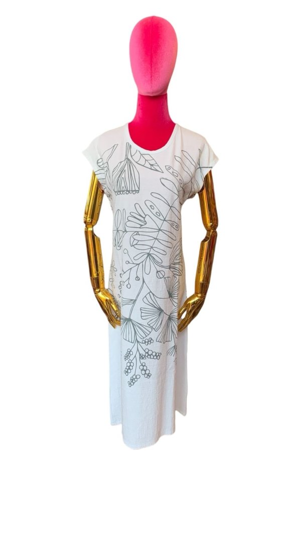 Vestido blanco con figuras negras