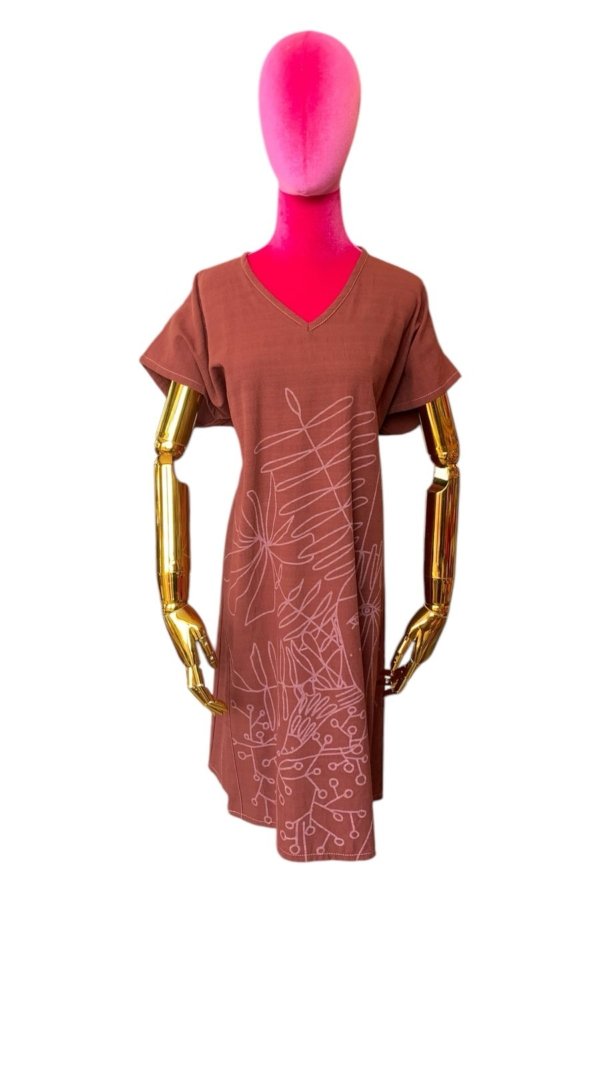 Vestido marron con figuras blancas