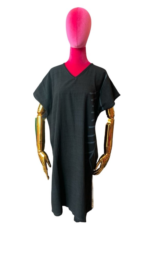 Vestido Negro con Vivos Laterales