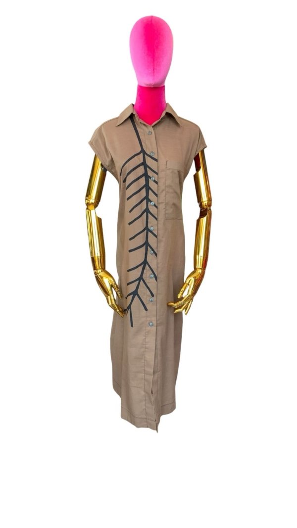Vestido cafe claro con figura negra