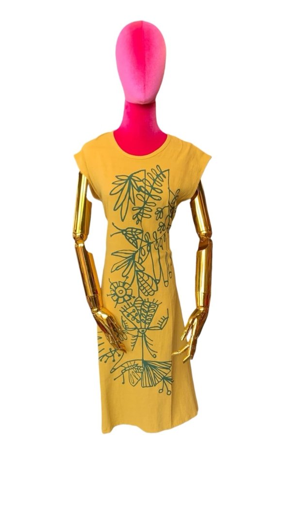 Vestido amarillo con figuras azules