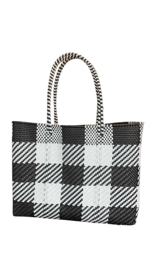 Bolsa tejida de cuadros color negra con blanco