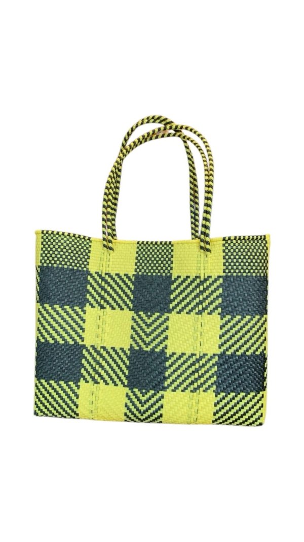 Bolsa tejida de cuadros color verde con verde limon
