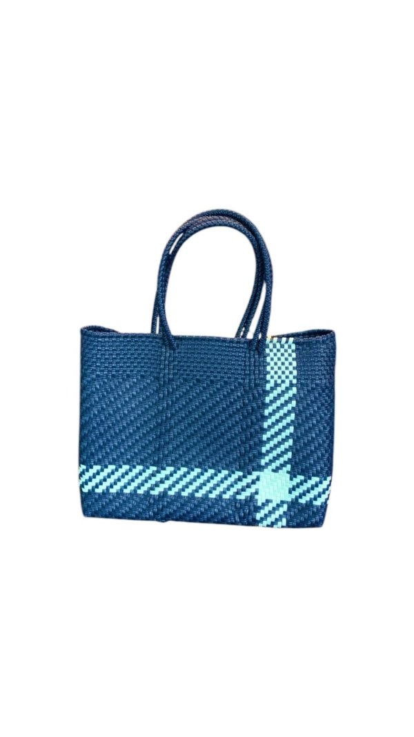 Bolsa azul marino con lineas celeste