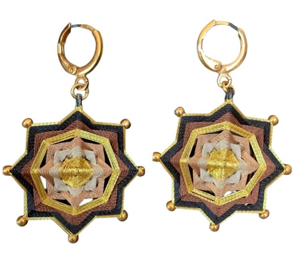 Aretes estrella con dije colores negro, cafe, dorado, cafe claro, gris claro