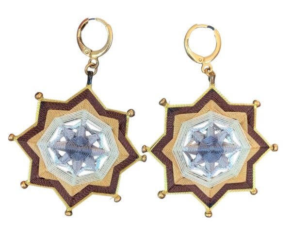 Aretes estrella colores cafe oscuro, cafe claro, beige, plateado, gris claro y gris oscuro