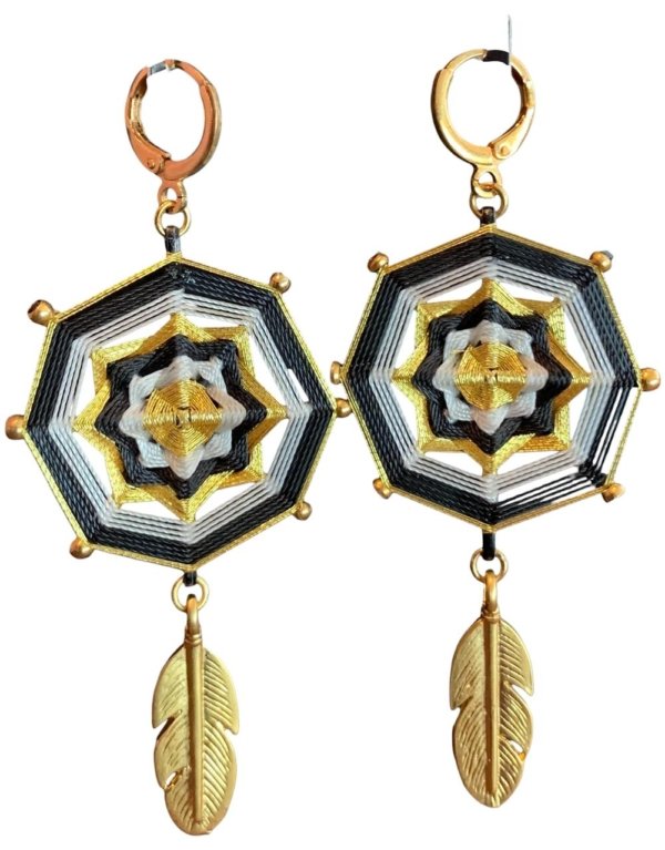 Aretes estrella con dije colores negro, gris claro y dorado