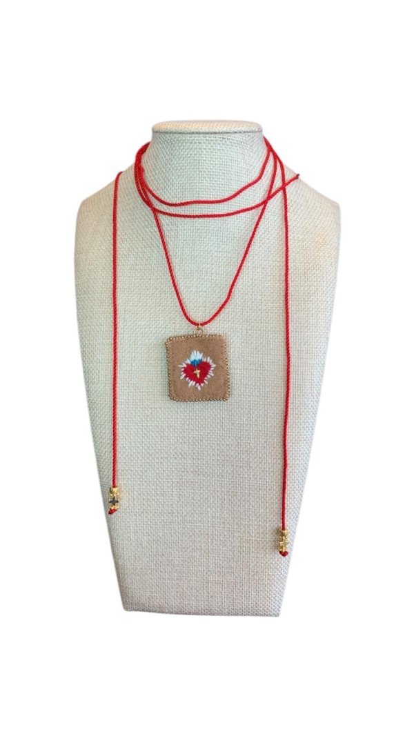 Collar corazón bordado