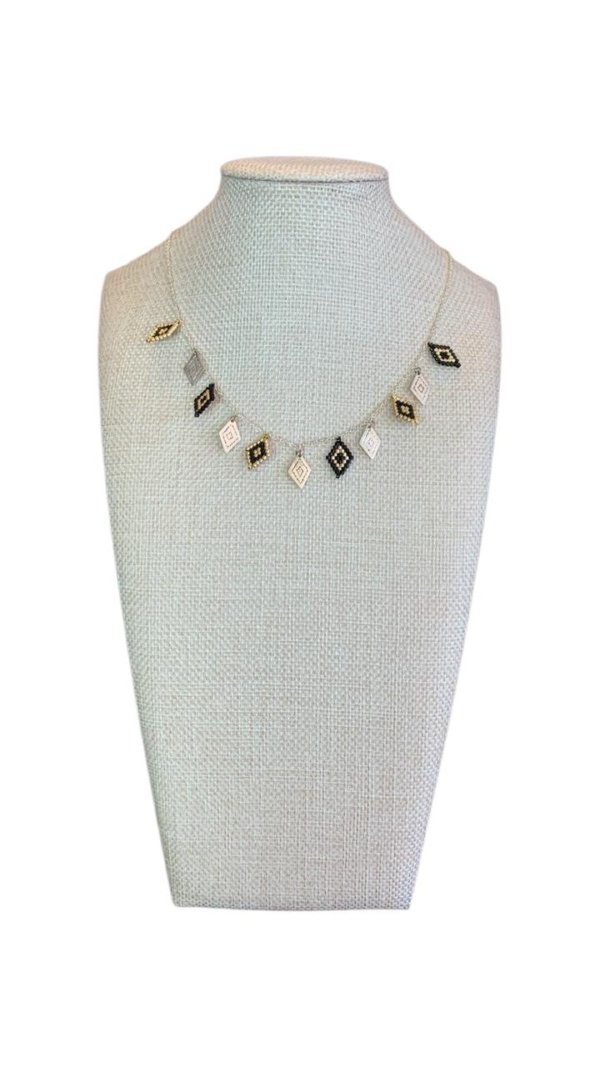 Collar rombos en blanco y negro