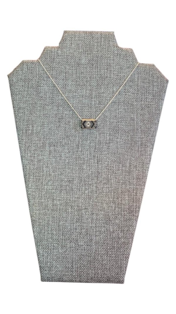 Collar rectangular en chaquira