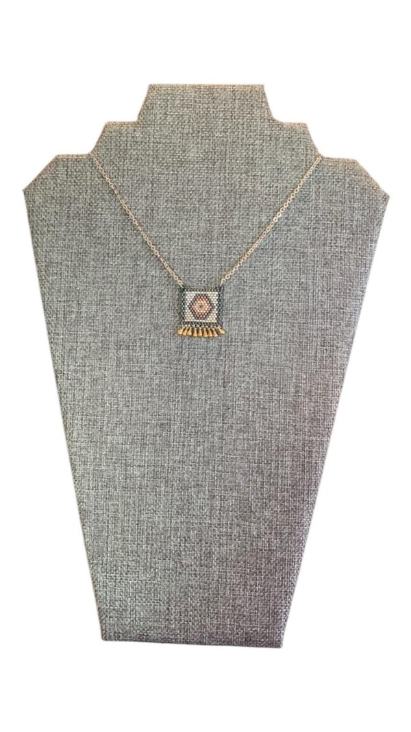 Collar guardián en blanco y dorado