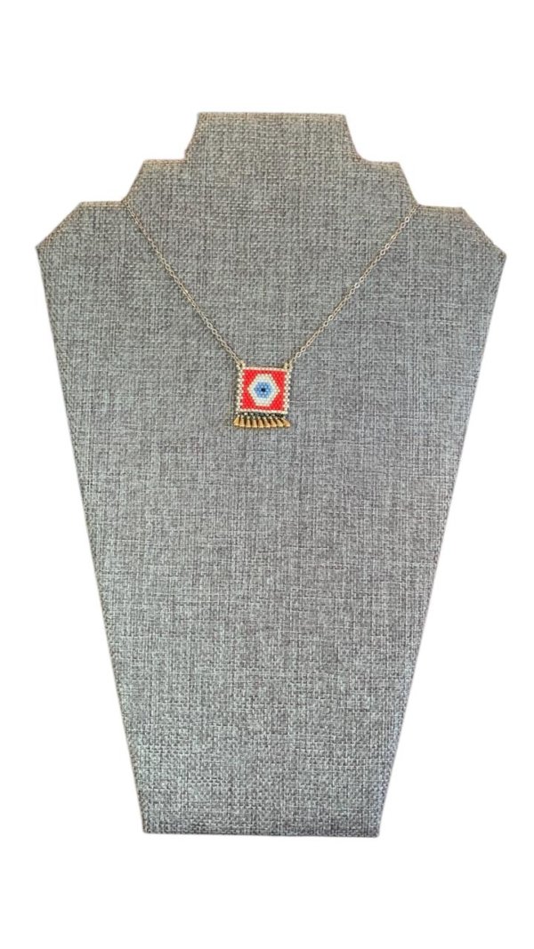 Collar talismán en chaquira