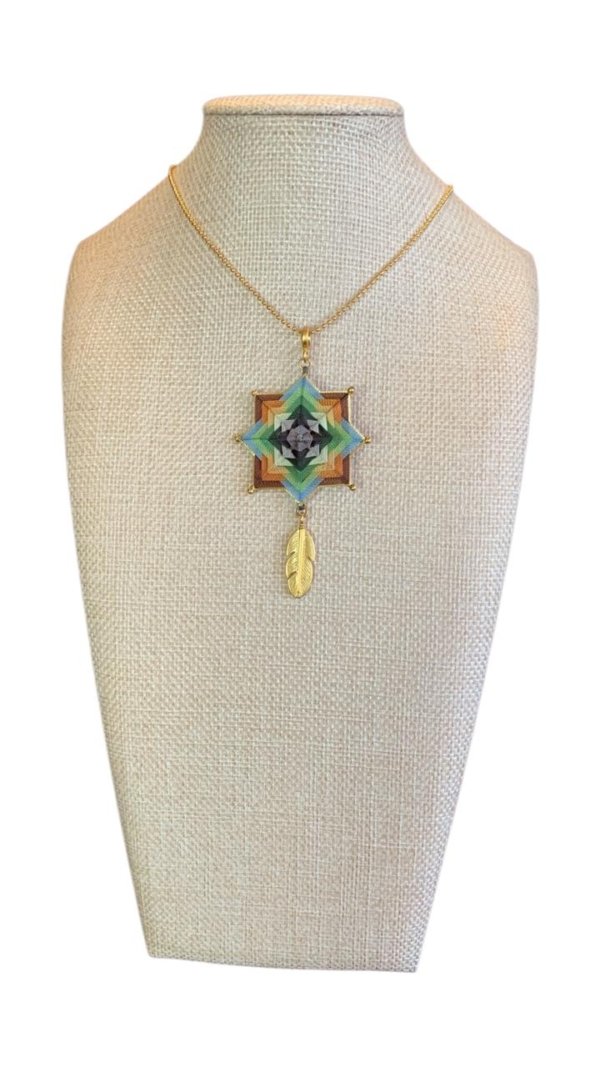 Collar estrella bosque con pluma dorada