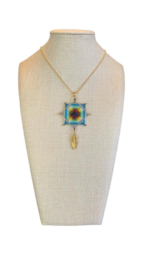Collar estrella multicolor con pluma dorada