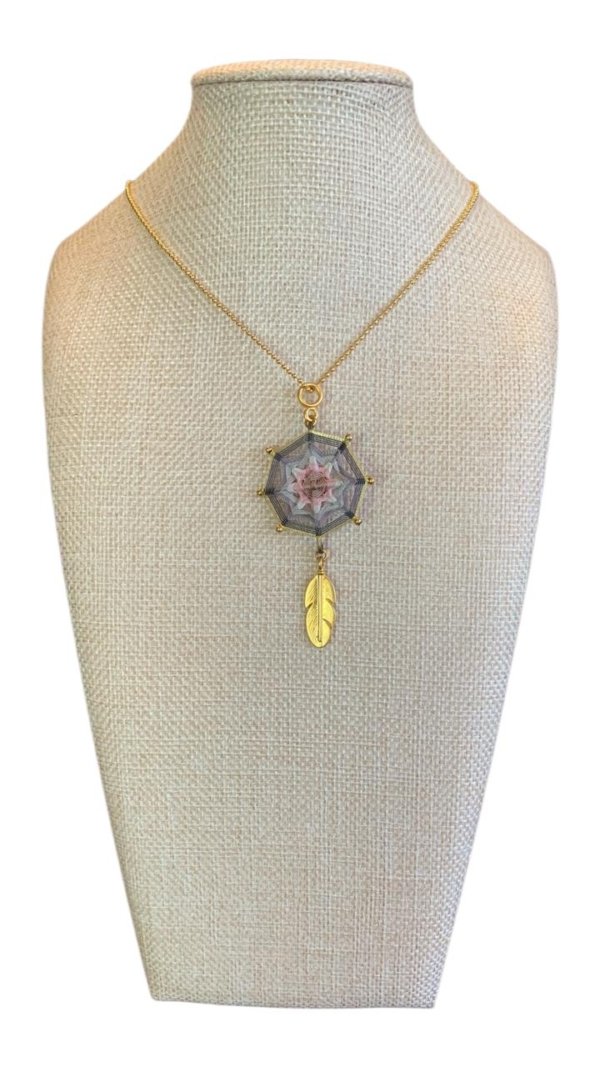 Collar estrella rosada con pluma dorada