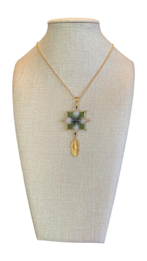 Collar cruz de hilos y pluma dorada
