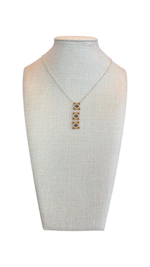Collar en chaquira ocre con patrones geométricos