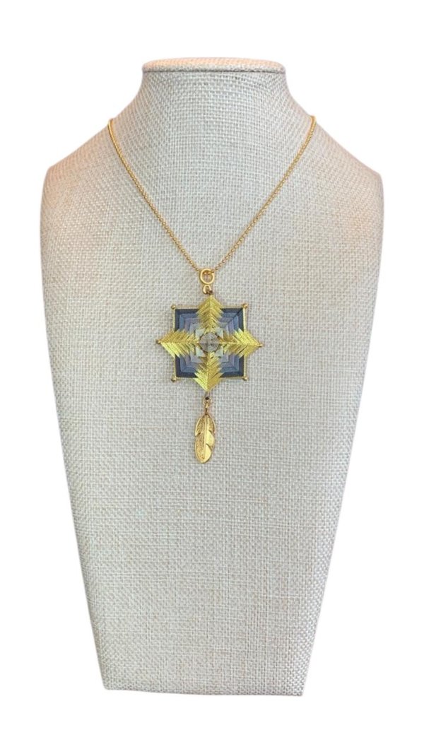 Collar cruz dorada con pluma