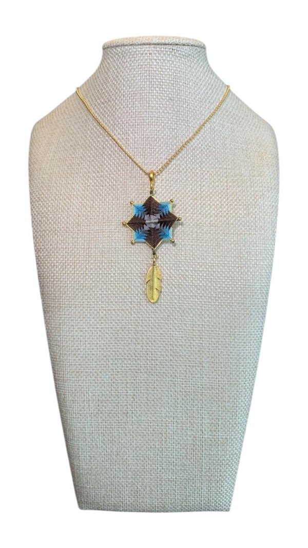 Collar estrella noche con pluma dorada
