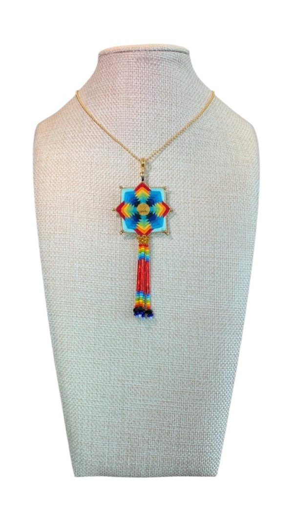 Collar cruz arcoíris con flecos
