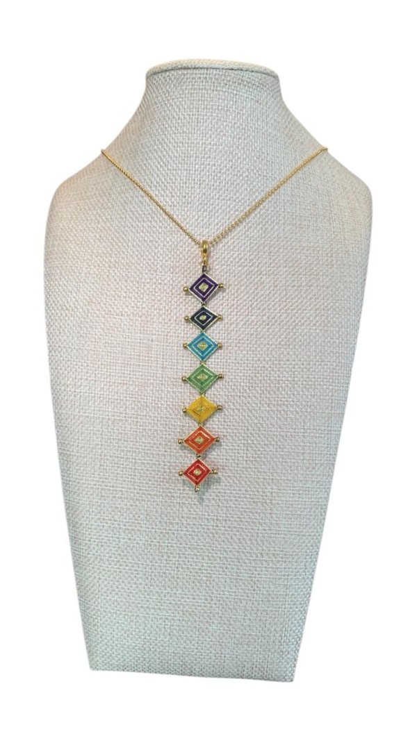 Collar chakras en rombos tejidos