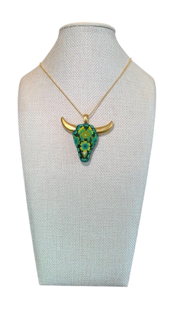 Collar cabeza de toro en chaquira