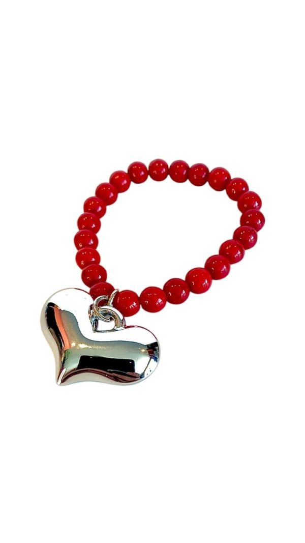 Pulsera de cuentas rojas con dije de corazón metálico