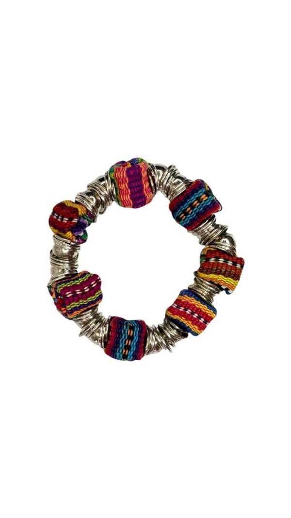 Pulsera plateada con bolitas de tela color negro