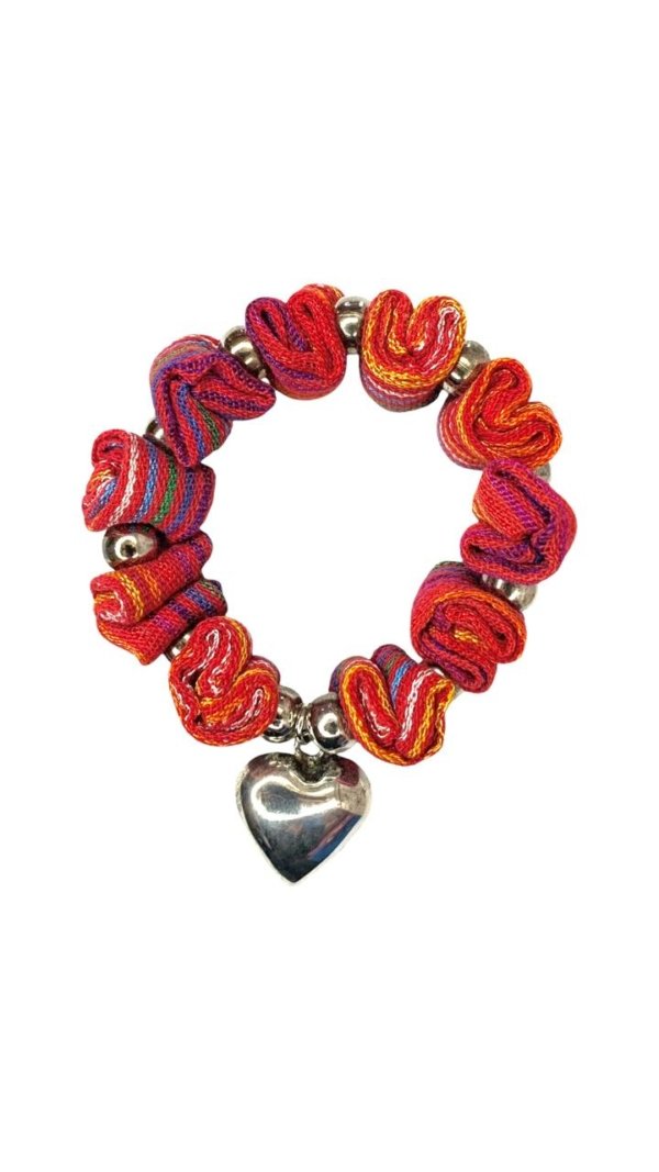 Pulsera de bolas plateadascon bolitas de tela color rojo con dije de corazon plateado