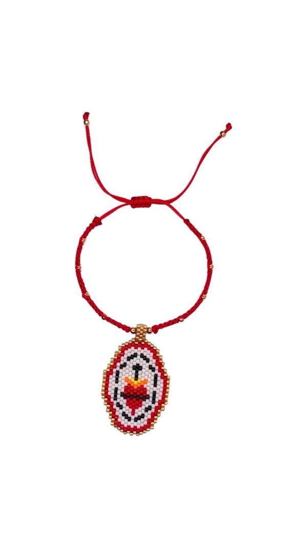 Pulsera roja con dije de color rojo, blanco y negro