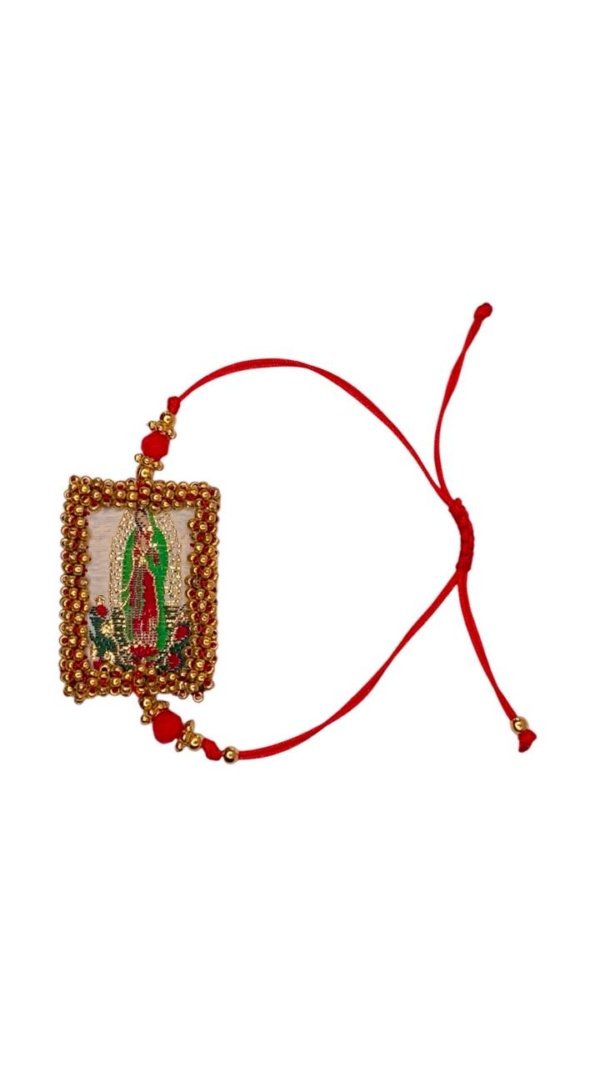 Pulsera roja con dije bordado de la virgen