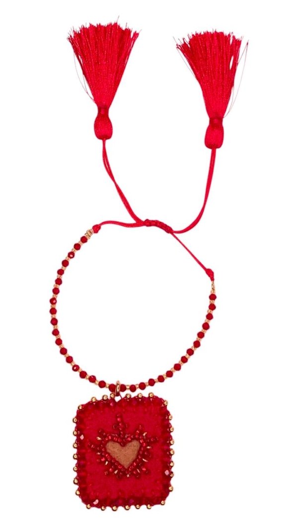 Collar rojo con dije bordado de corazón