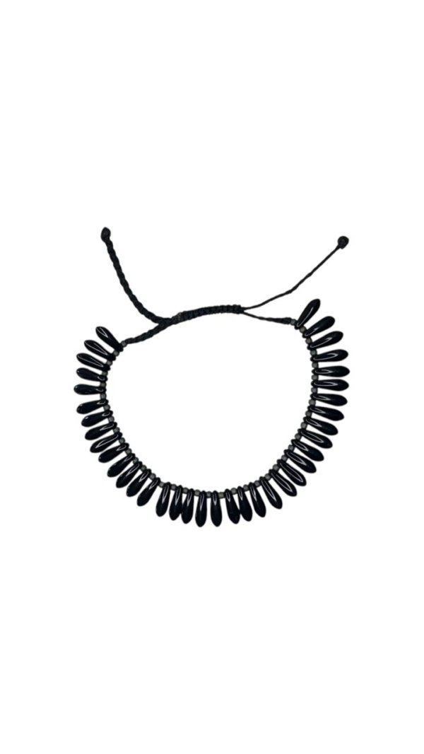 Pulsera negra con gotas en forma de pétalo