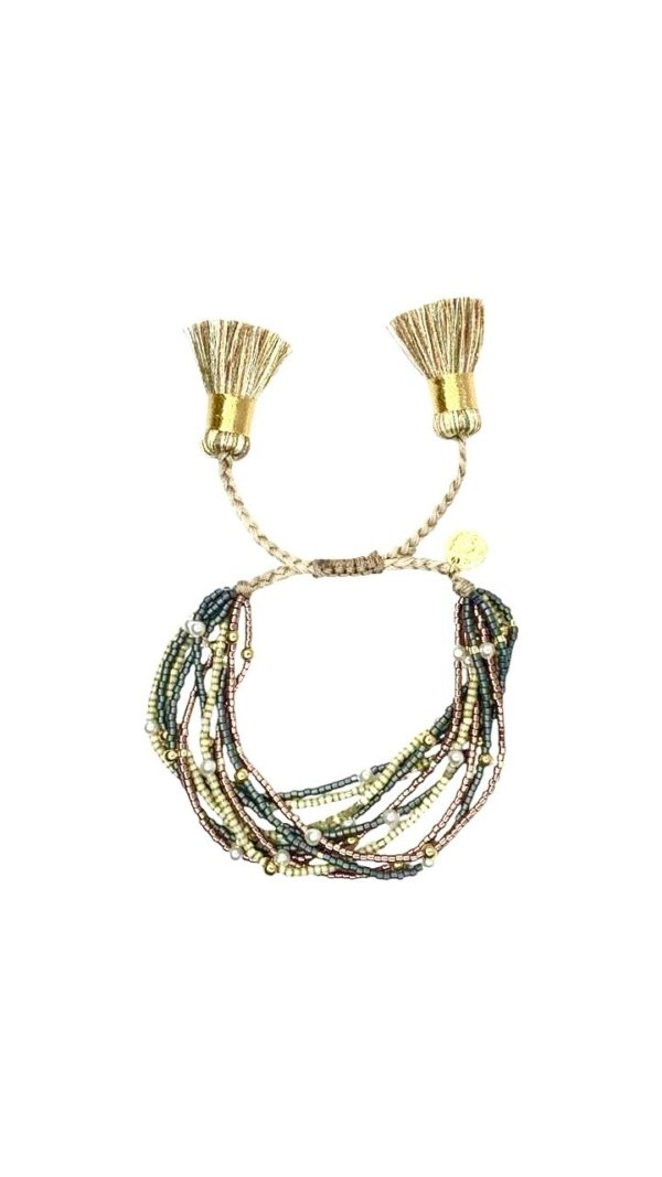 Pulsera multivuelta en tonos tierra con borlas