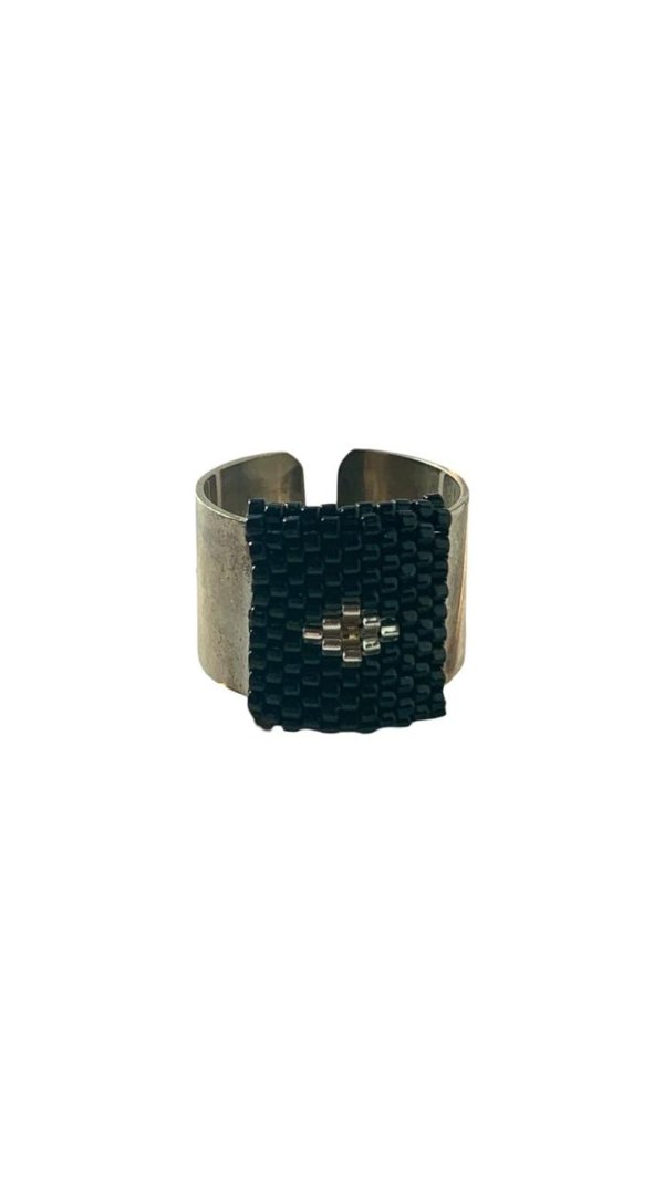 Anillo metálico con tejido negro