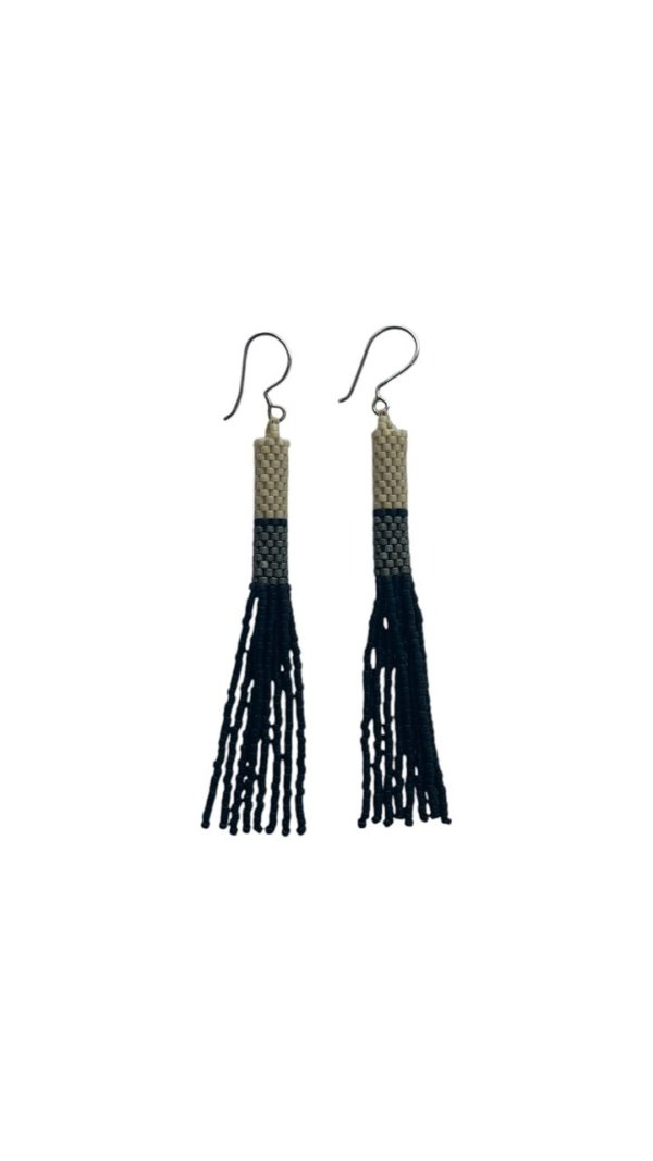 Aretes largos en chaquira blanco y negro