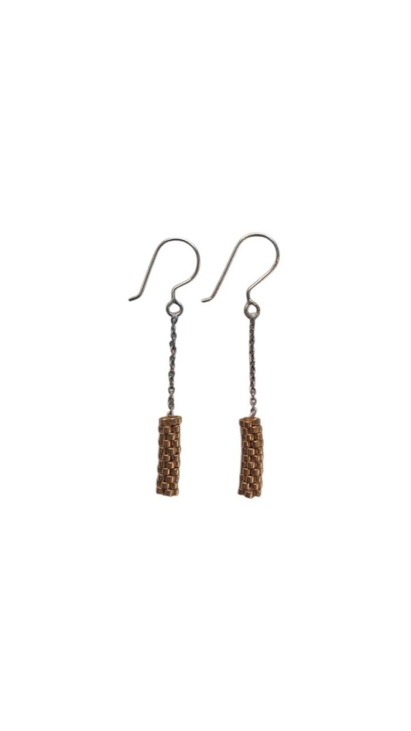 Aretes colgantes minimalistas con tejido en chaquira