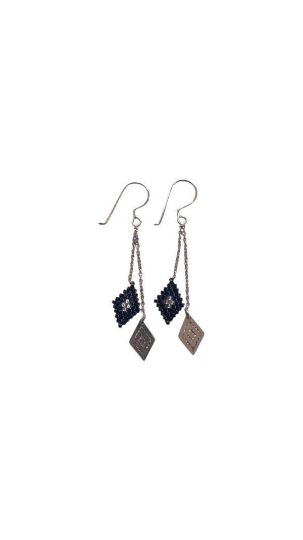 Aretes colgantes con rombo de chaquira y dije metálico